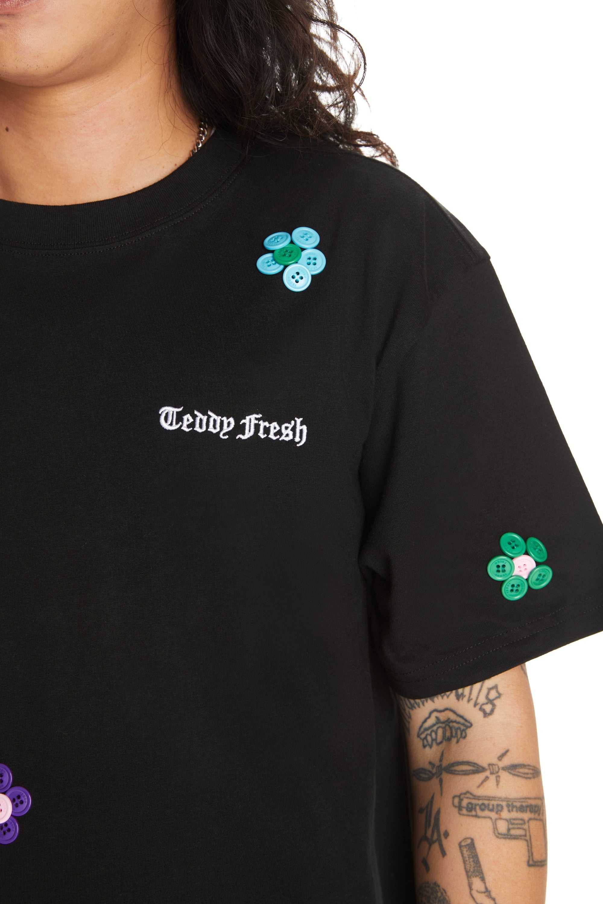 Black Teddy Fresh Button Flowers Tee | UESKIX395